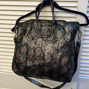 Hobo large Sheila tote in black/gold/blue metallic snake print